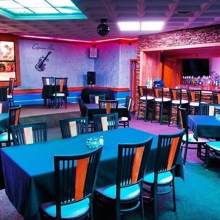 California Palms Hotel And Suites Austintown Exteriör bild