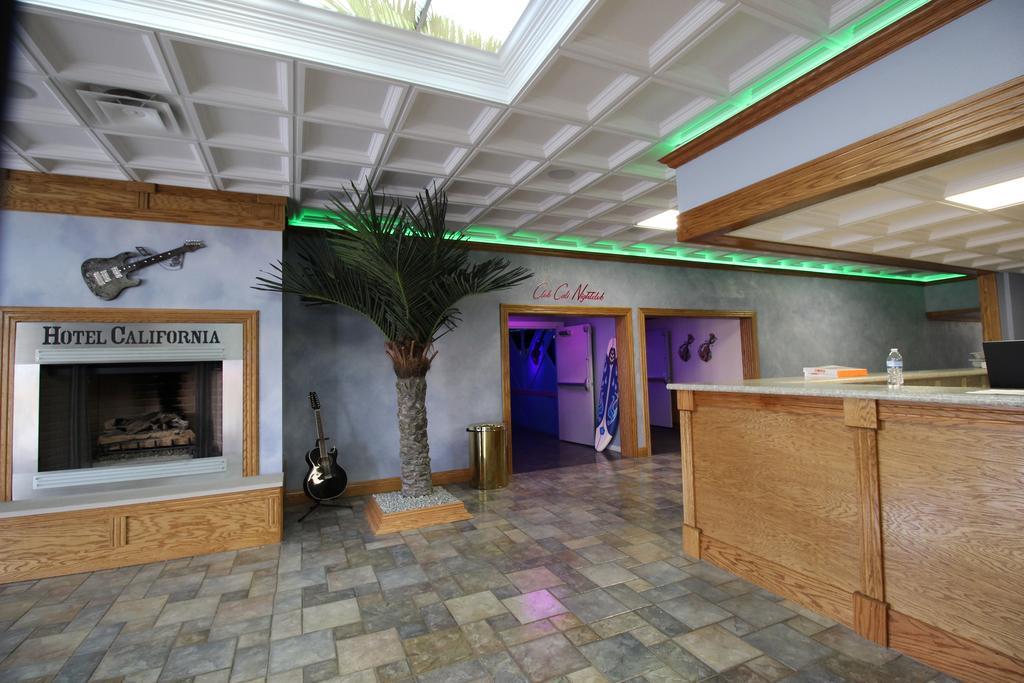 California Palms Hotel And Suites Austintown Exteriör bild
