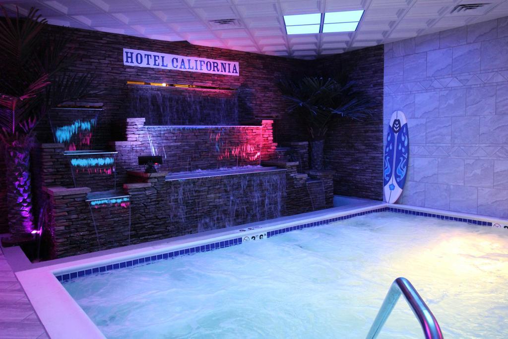 California Palms Hotel And Suites Austintown Exteriör bild