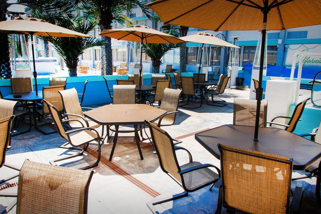 California Palms Hotel And Suites Austintown Exteriör bild
