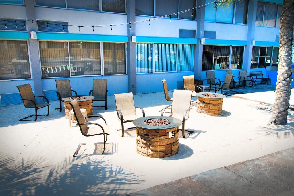 California Palms Hotel And Suites Austintown Exteriör bild