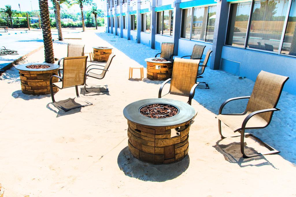 California Palms Hotel And Suites Austintown Exteriör bild
