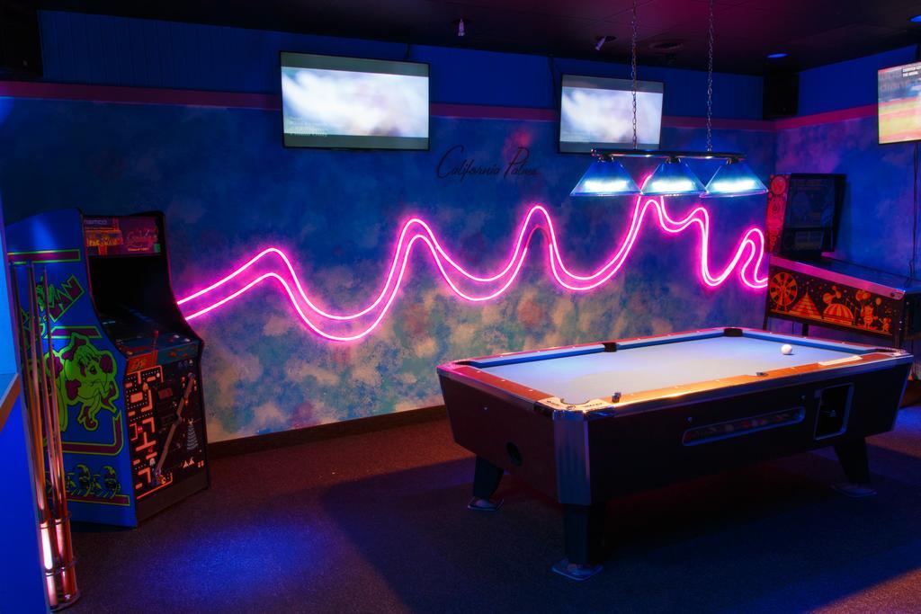 California Palms Hotel And Suites Austintown Exteriör bild