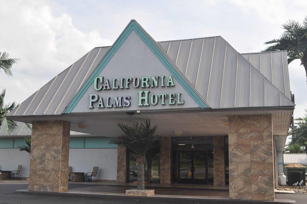 California Palms Hotel And Suites Austintown Exteriör bild