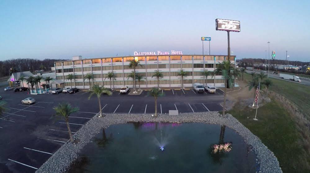 California Palms Hotel And Suites Austintown Exteriör bild