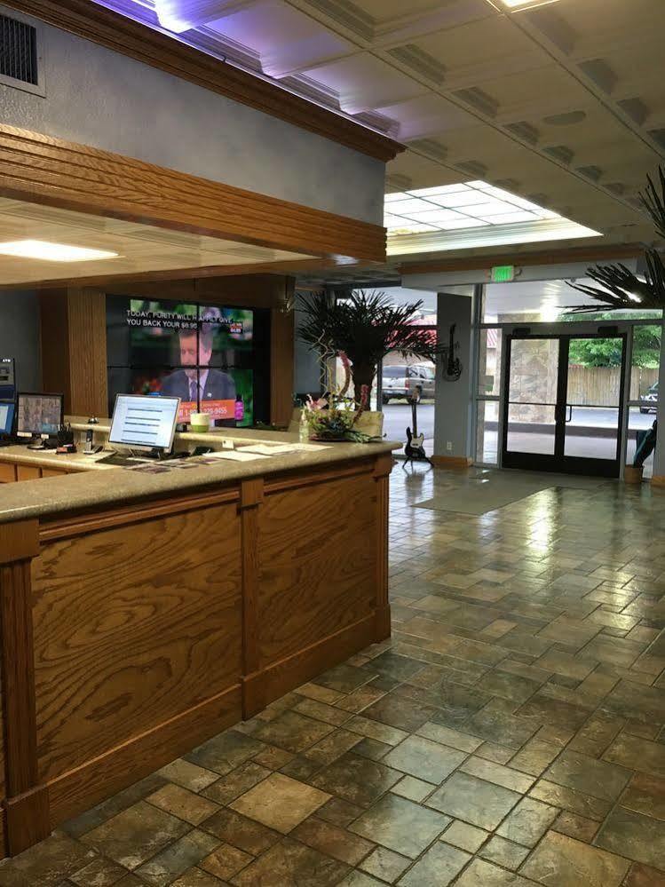 California Palms Hotel And Suites Austintown Exteriör bild
